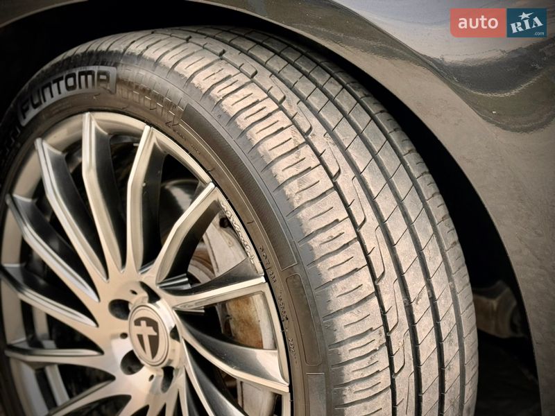 Седан Audi A8 2013 в Львове