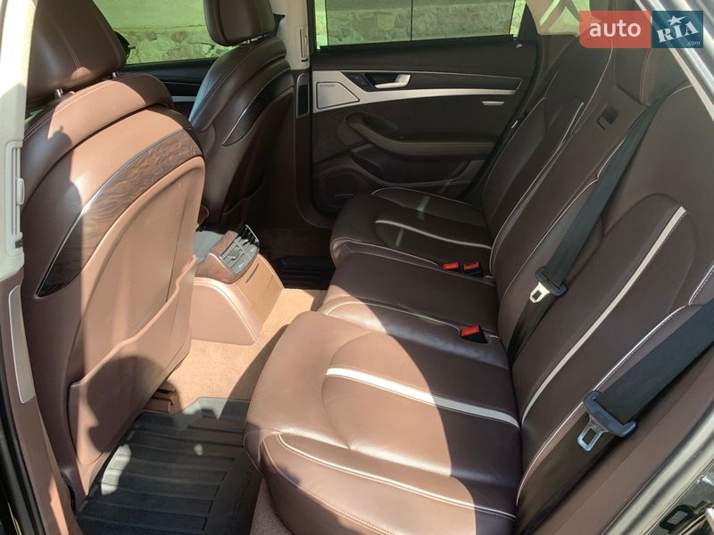 Седан Audi A8 2012 в Черновцах
