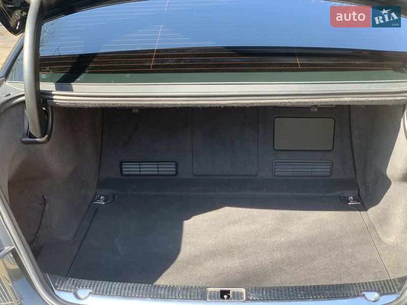 Седан Audi A8 2012 в Черновцах