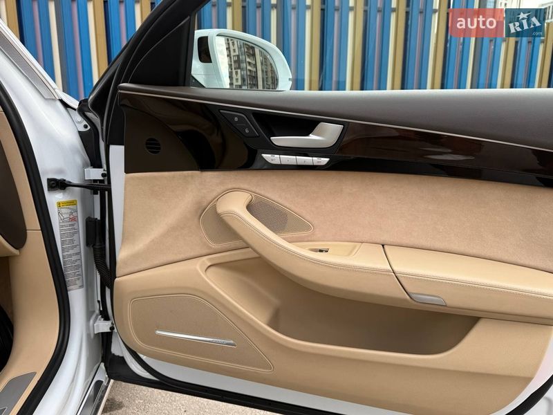 Седан Audi A8 2014 в Києві