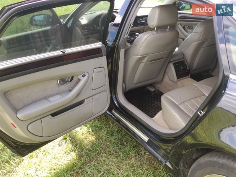 Седан Audi A8 2004 в Зенькове