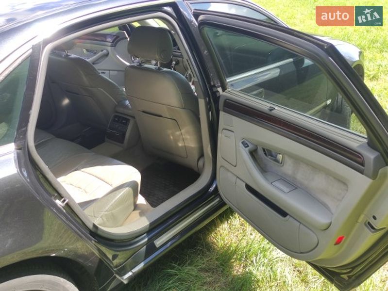 Седан Audi A8 2004 в Зенькове