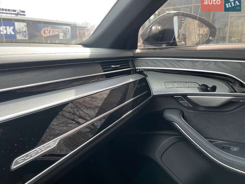 Седан Audi A8 2025 в Києві