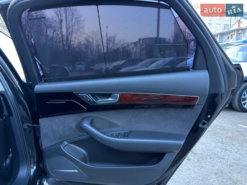 Седан Audi A8 2012 в Черновцах