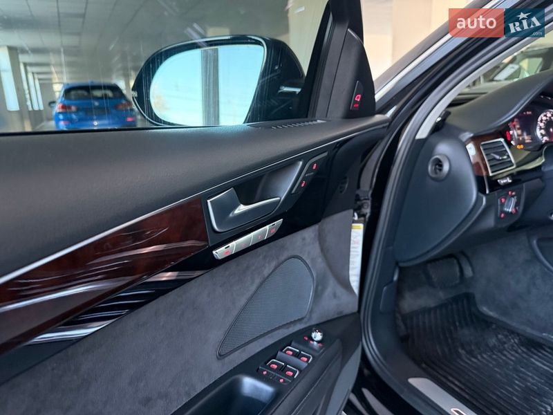 Седан Audi A8 2014 в Полтаві