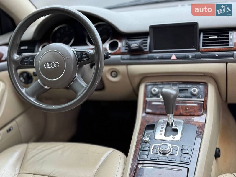Седан Audi A8 2005 в Днепре