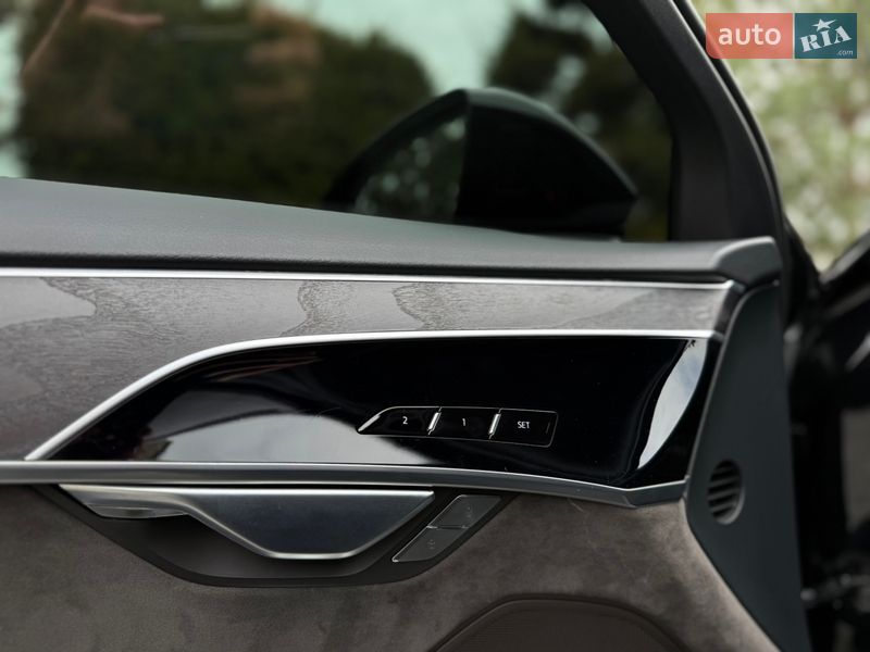 Седан Audi A8 2021 в Львове