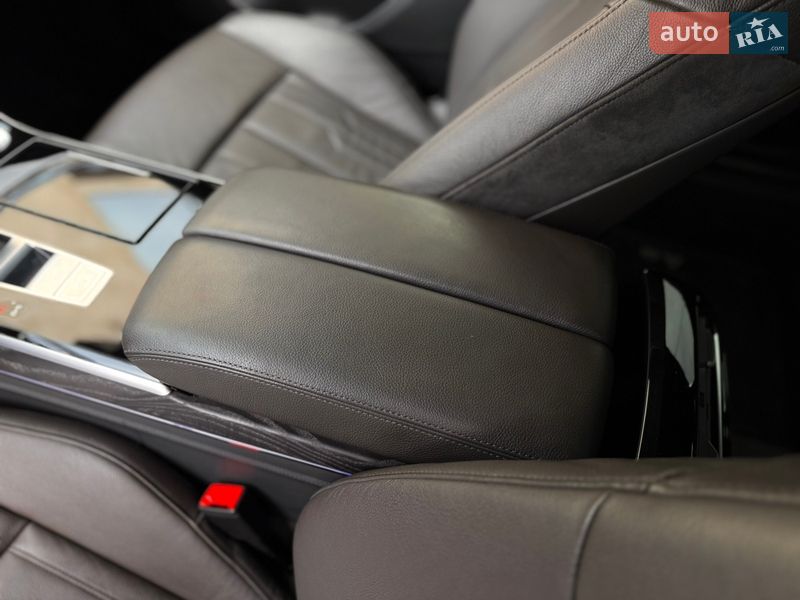 Седан Audi A8 2021 в Львове