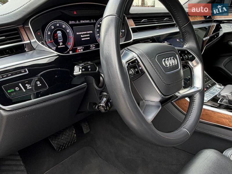 Седан Audi A8 2019 в Львові