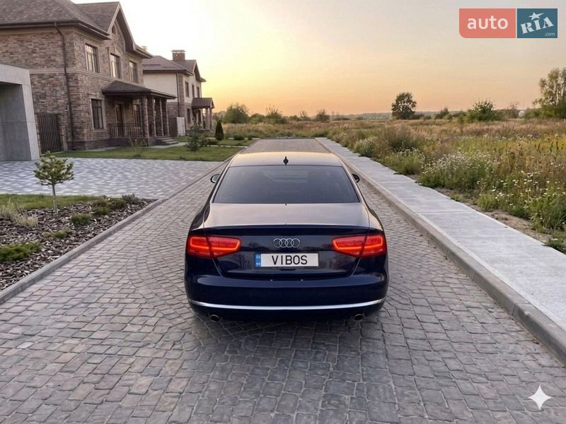 Седан Audi A8 2013 в Одесі
