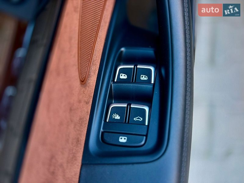 Седан Audi A8 2014 в Черновцах