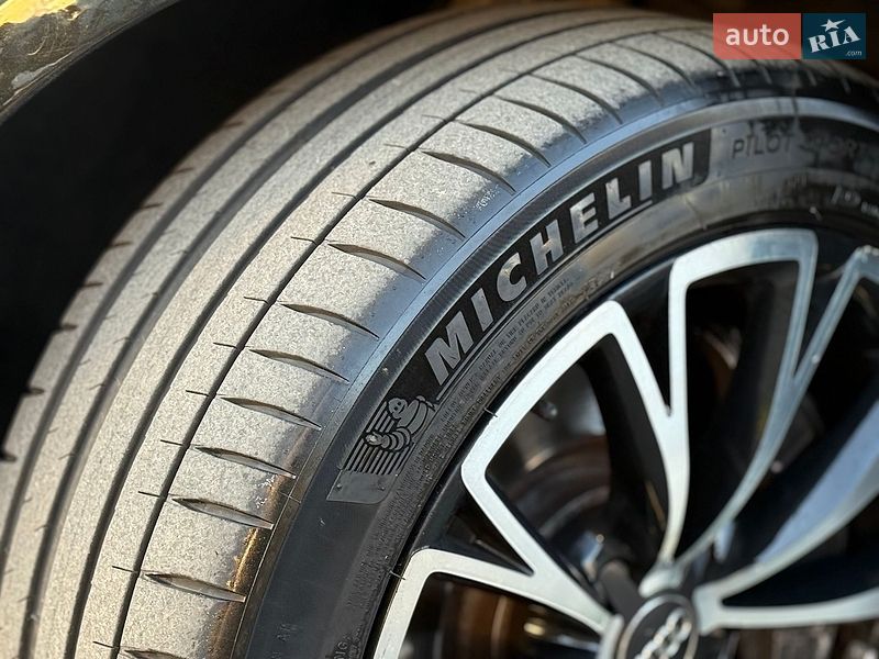 Седан Audi A8 2014 в Києві