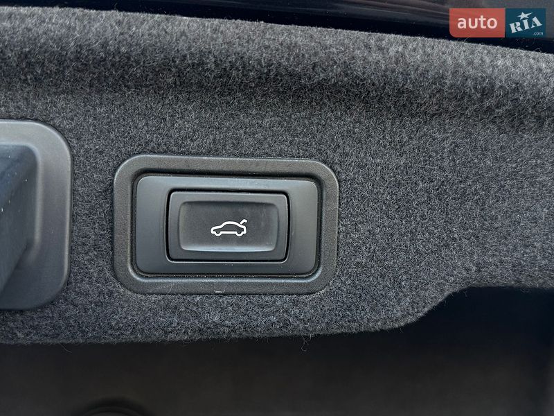 Седан Audi A8 2014 в Києві