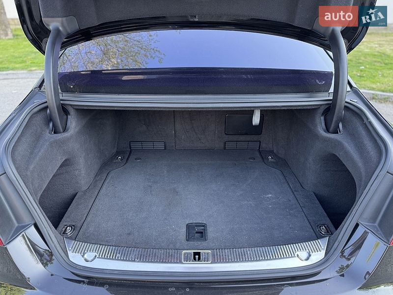 Седан Audi A8 2010 в Днепре