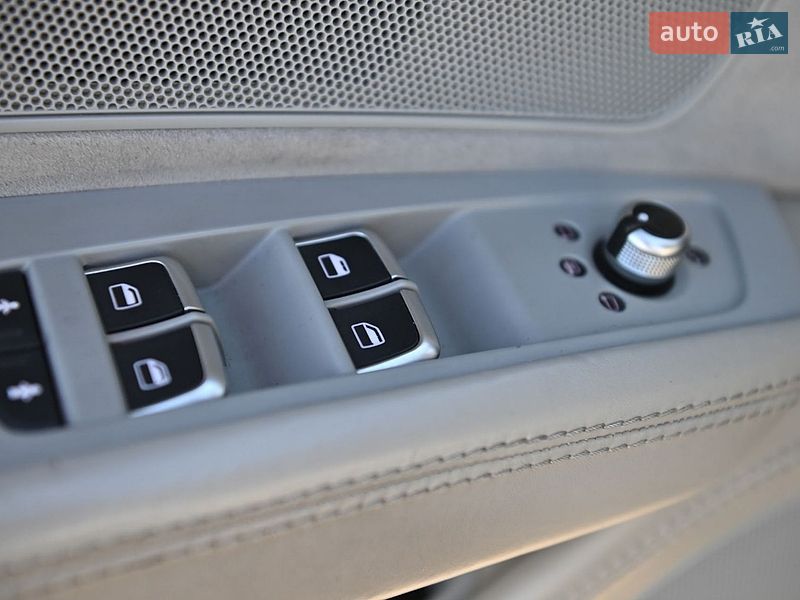 Седан Audi A8 2010 в Ровно