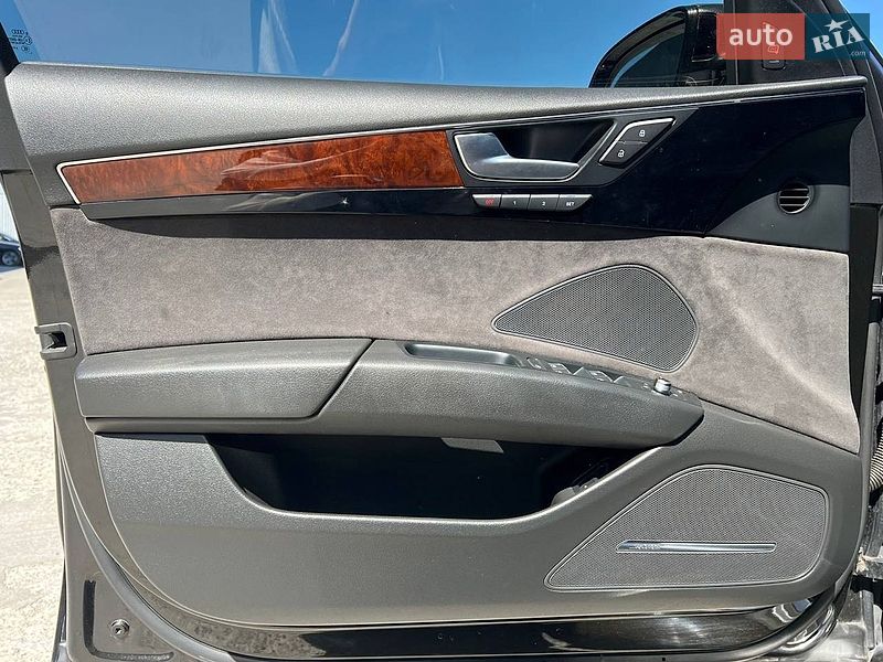 Седан Audi A8 2012 в Львові
