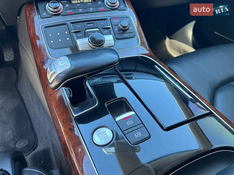 Седан Audi A8 2012 в Львові