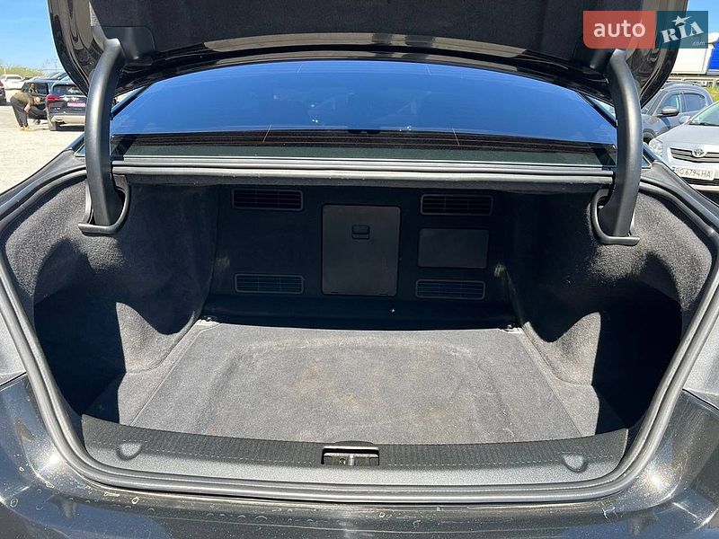 Седан Audi A8 2012 в Львові