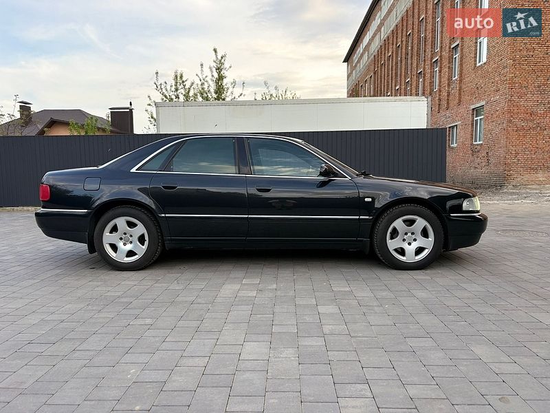 Седан Audi A8 2000 в Староконстантинове