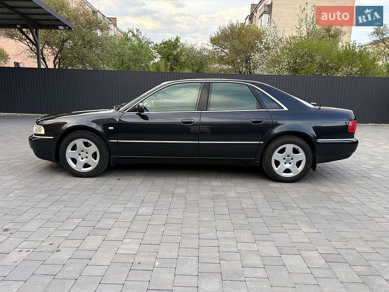 Седан Audi A8 2000 в Староконстантинове
