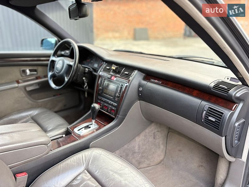 Седан Audi A8 2000 в Староконстантинове
