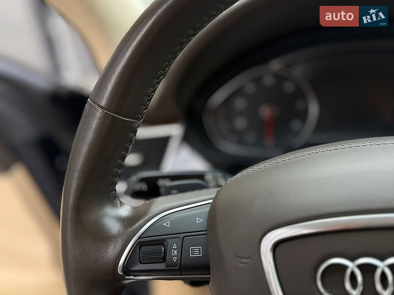 Седан Audi A8 2013 в Днепре