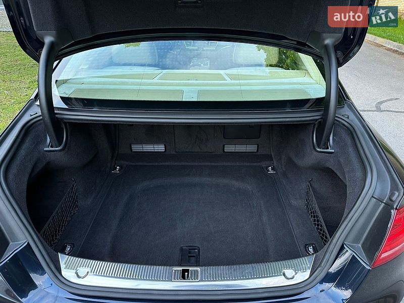Седан Audi A8 2013 в Днепре