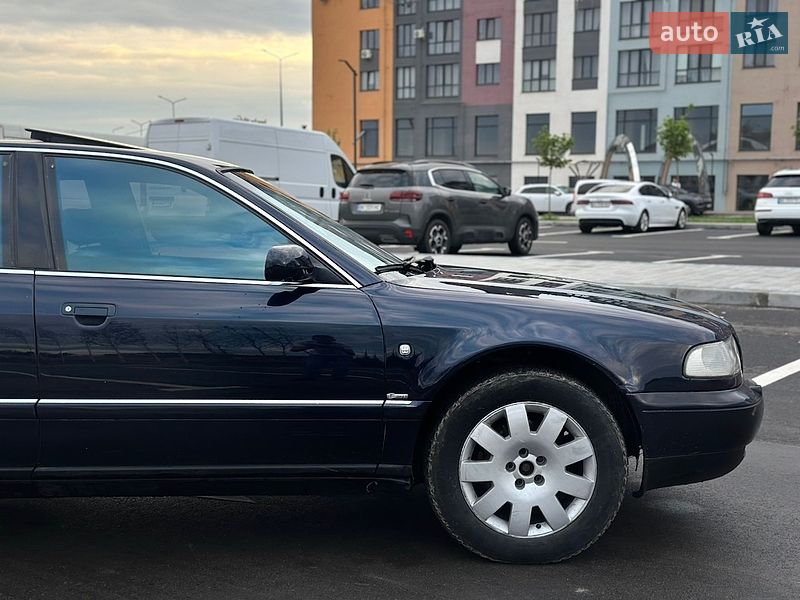Седан Audi A8 2001 в Ровно