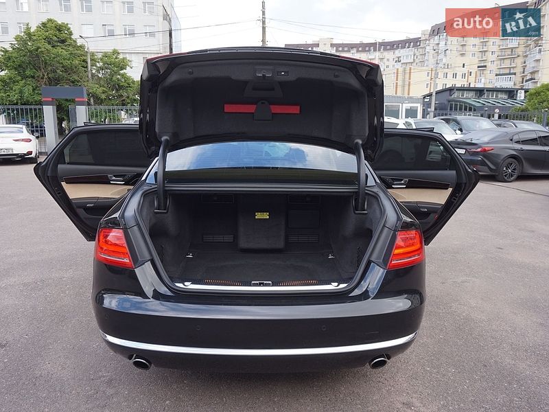 Седан Audi A8 2012 в Одесі