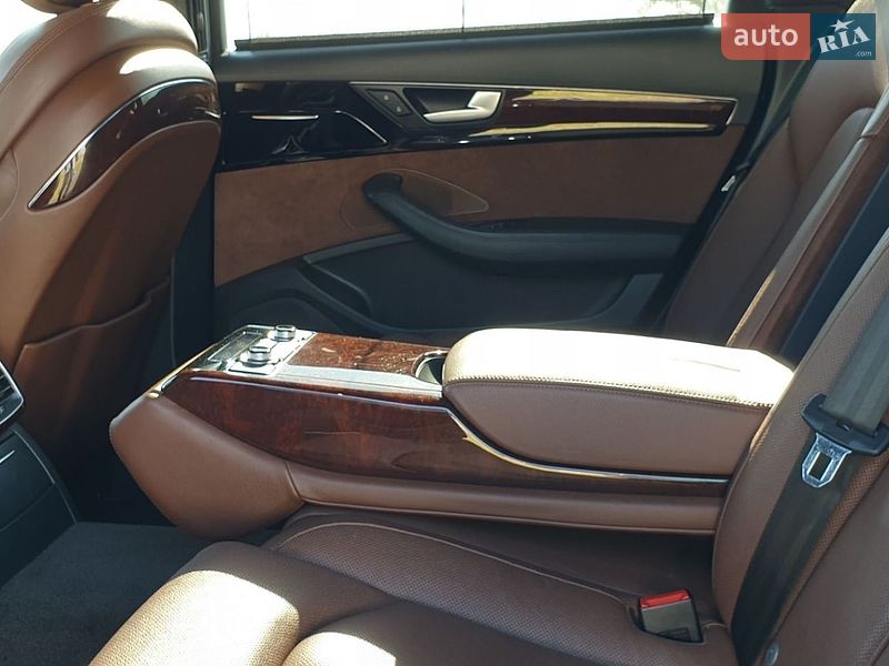 Седан Audi A8 2012 в Мукачевому