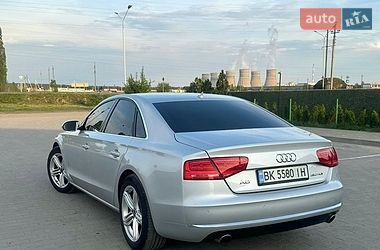 Седан Audi A8 2012 в Вараше