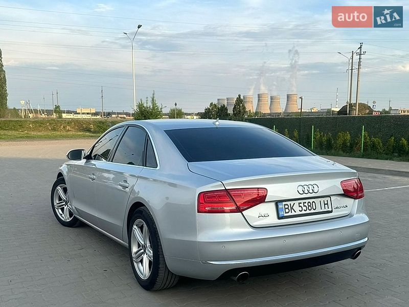 Седан Audi A8 2012 в Вараше