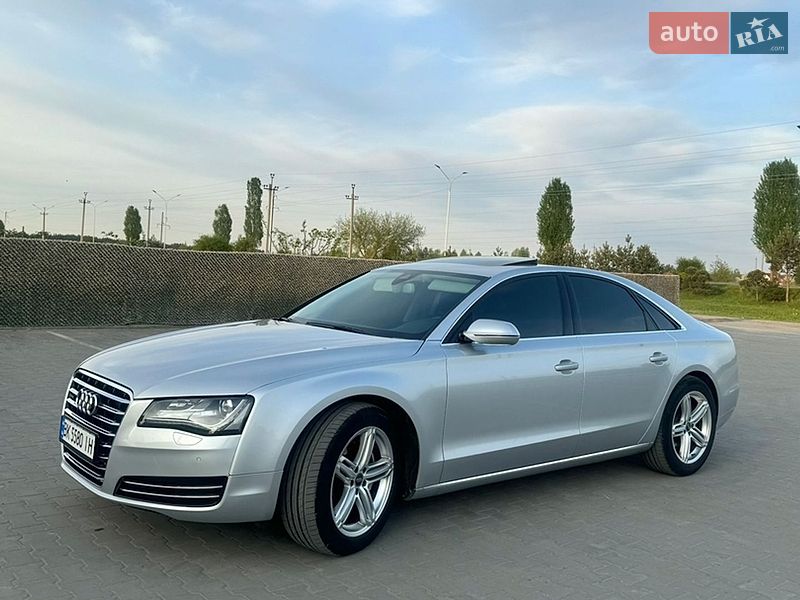 Седан Audi A8 2012 в Вараше