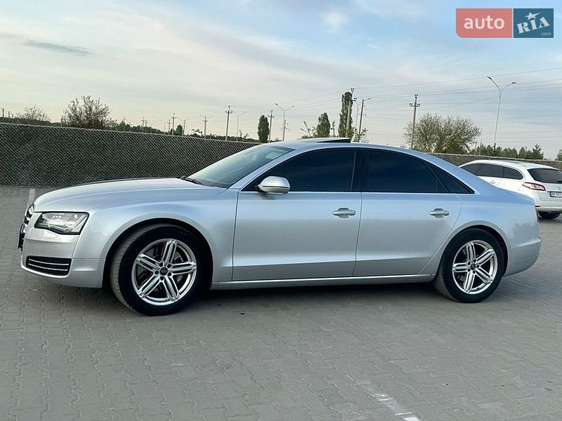Седан Audi A8 2012 в Вараше
