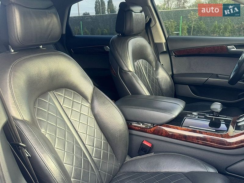 Седан Audi A8 2012 в Вараше