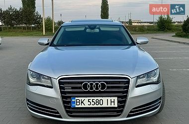 Седан Audi A8 2012 в Вараше