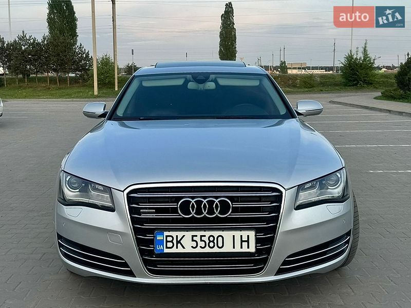 Седан Audi A8 2012 в Вараше