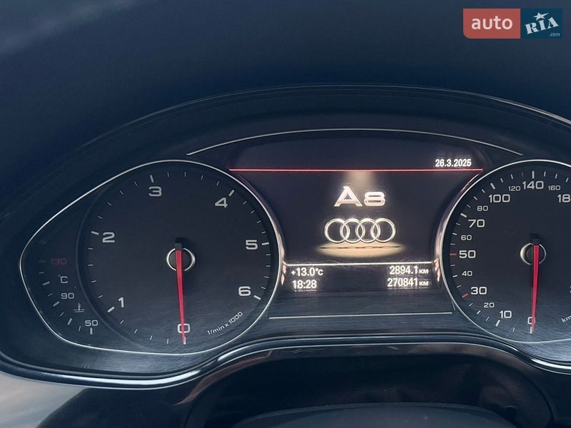 Седан Audi A8 2012 в Вараше