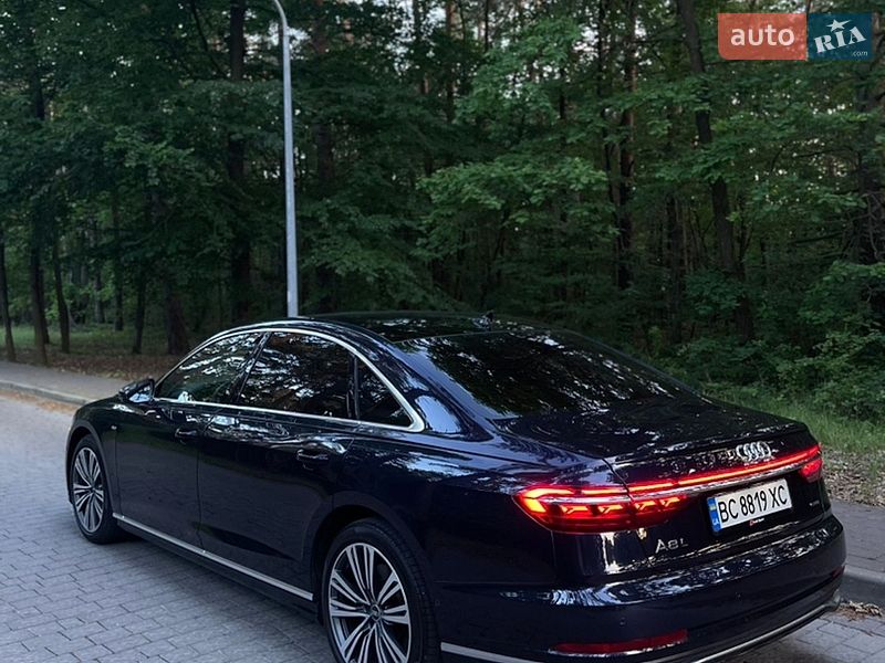 Седан Audi A8 2023 в Львове