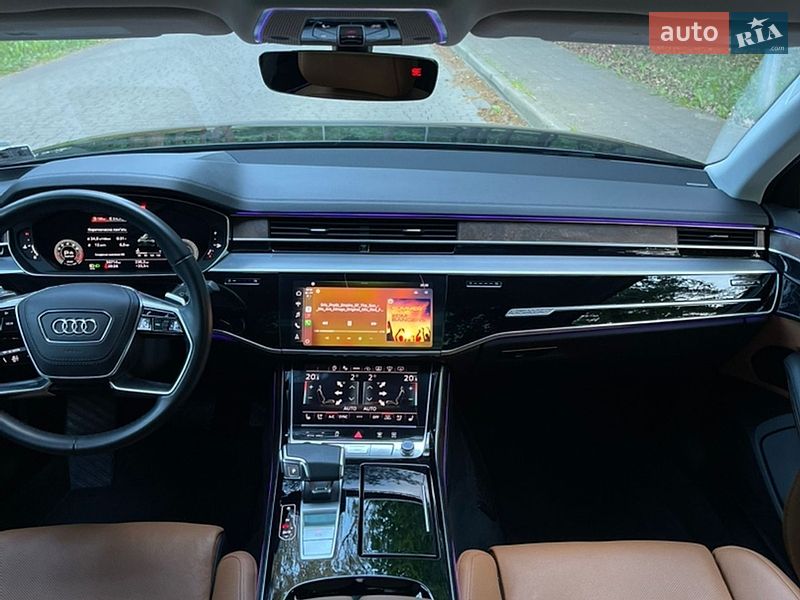 Седан Audi A8 2023 в Львове