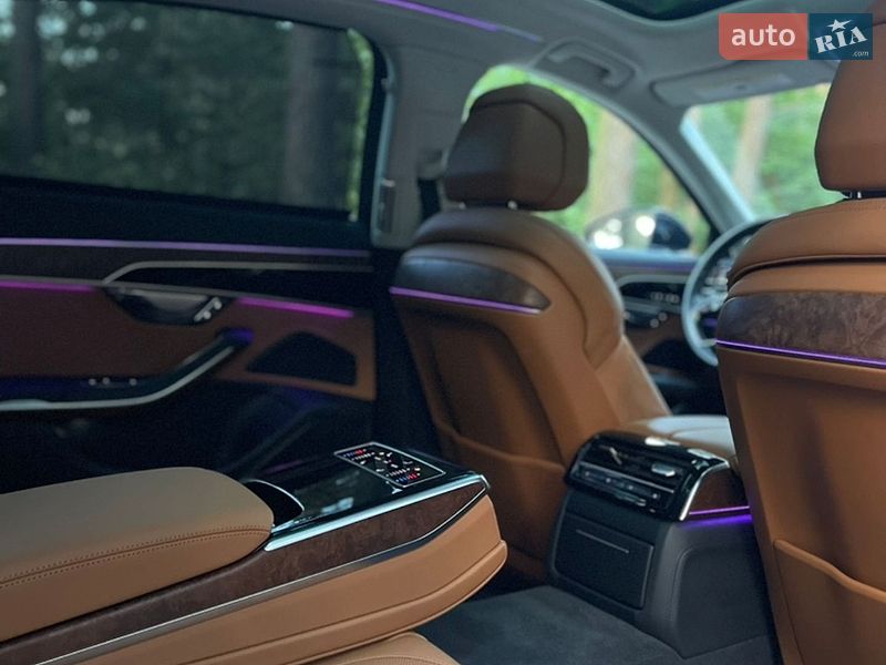 Седан Audi A8 2023 в Львове