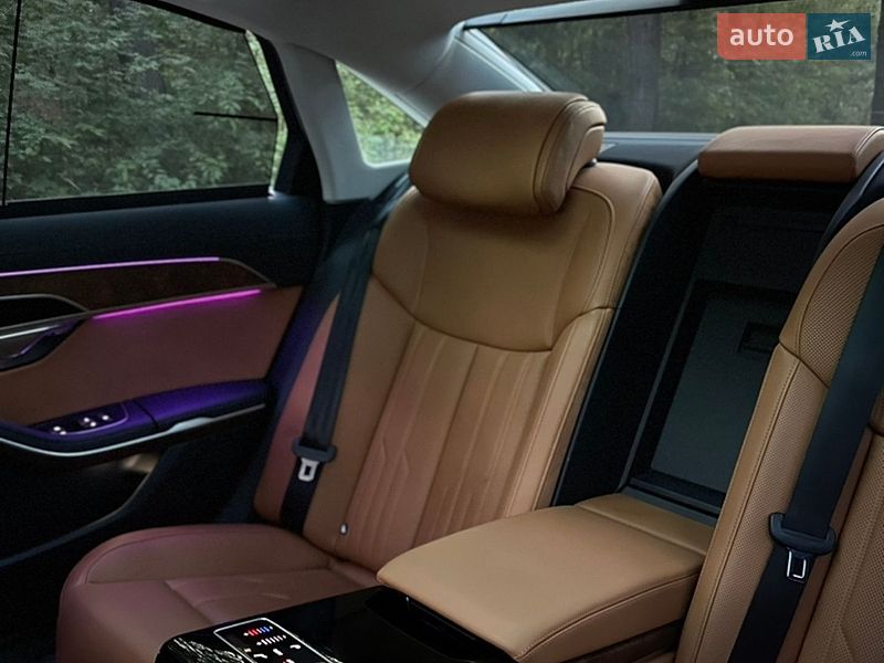 Седан Audi A8 2023 в Львове