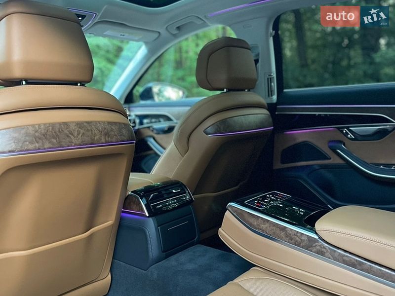 Седан Audi A8 2023 в Львове