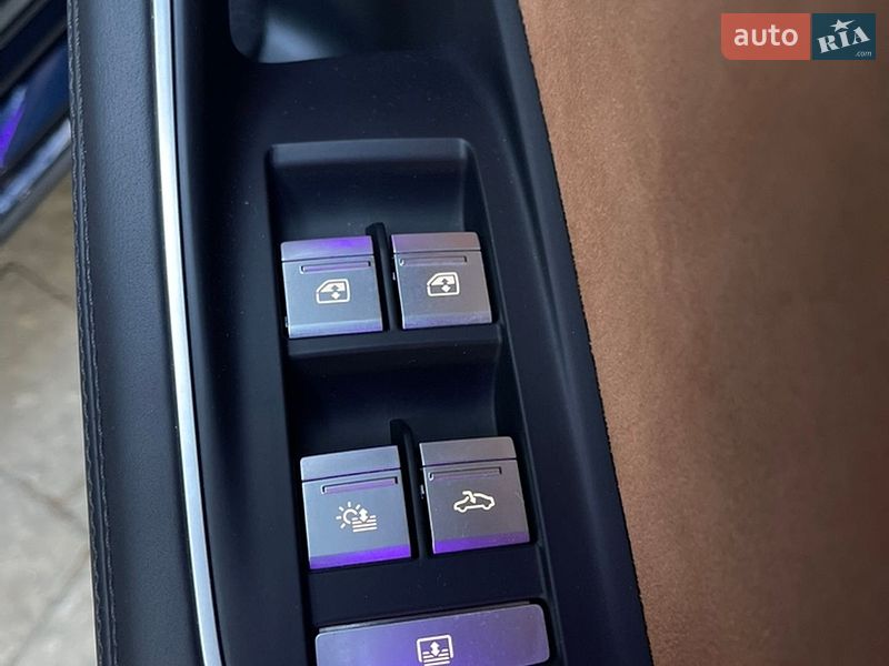 Седан Audi A8 2023 в Львове