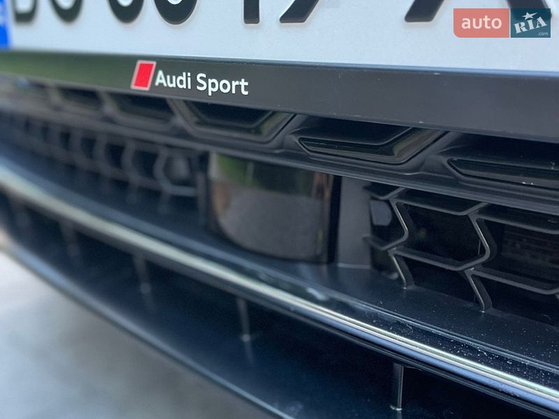 Седан Audi A8 2023 в Львове