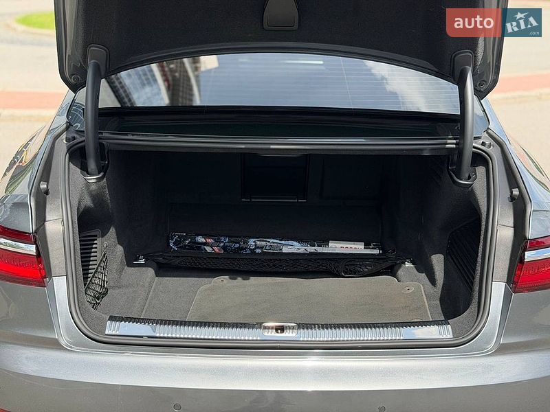 Седан Audi A8 2018 в Киеве