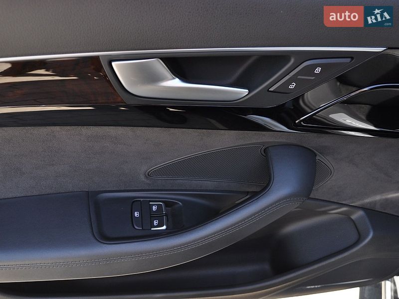 Седан Audi A8 2015 в Одесі