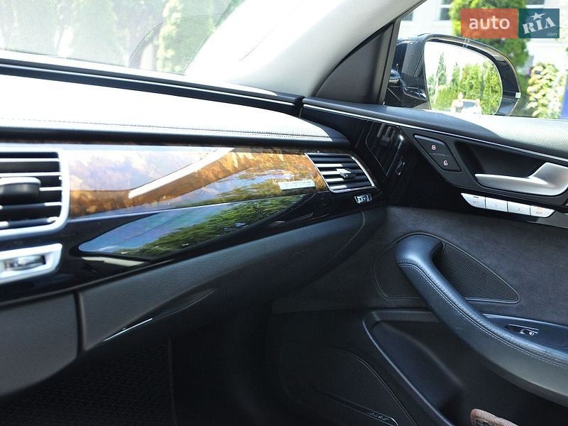 Седан Audi A8 2015 в Одесі