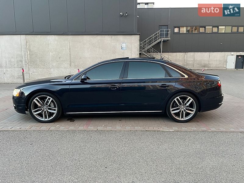 Седан Audi A8 2011 в Вишневом