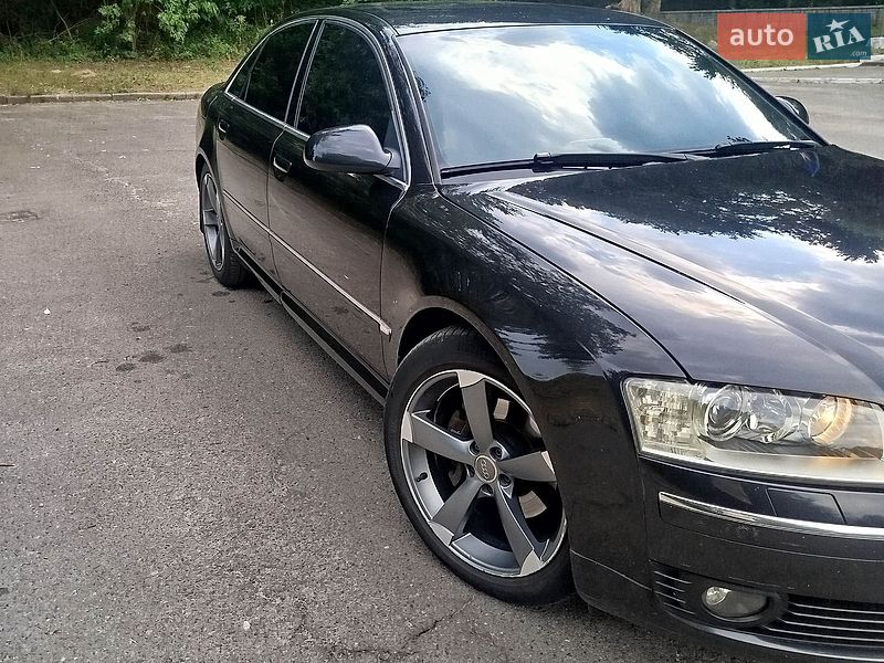 Седан Audi A8 2005 в Рава-Русской